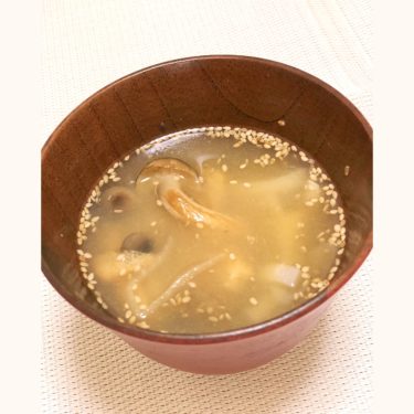 【簡単料理】焼き付けしめじと玉ねぎの味噌汁
